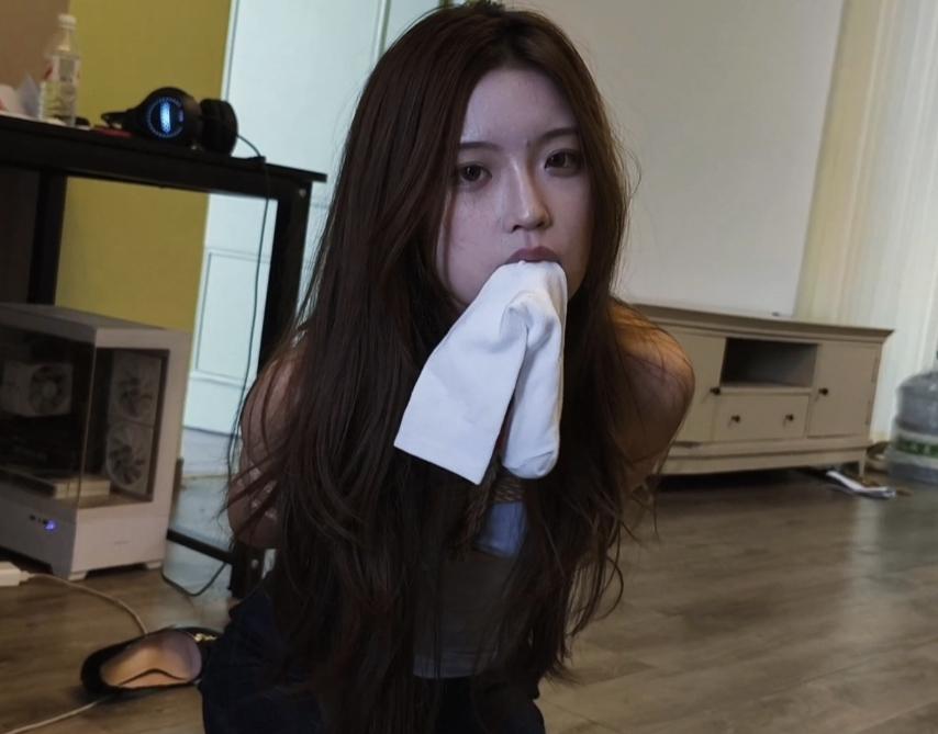 【禾一原创】（私人订制）《威胁小妹》紧缚 驷马口球流水 嘴吊袜子捡球等元素