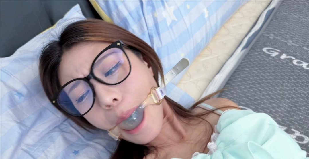 【闺蜜家的秘密】灵儿 邱月明来闺蜜家 被闺蜜老公迷晕肉丝 黑丝 白袜 口球