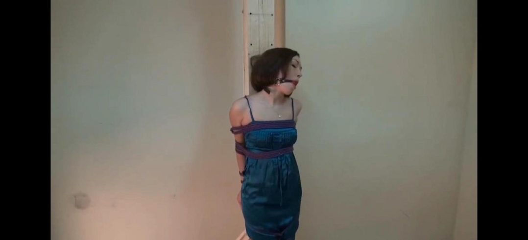 被捆绑的蓝衣女子