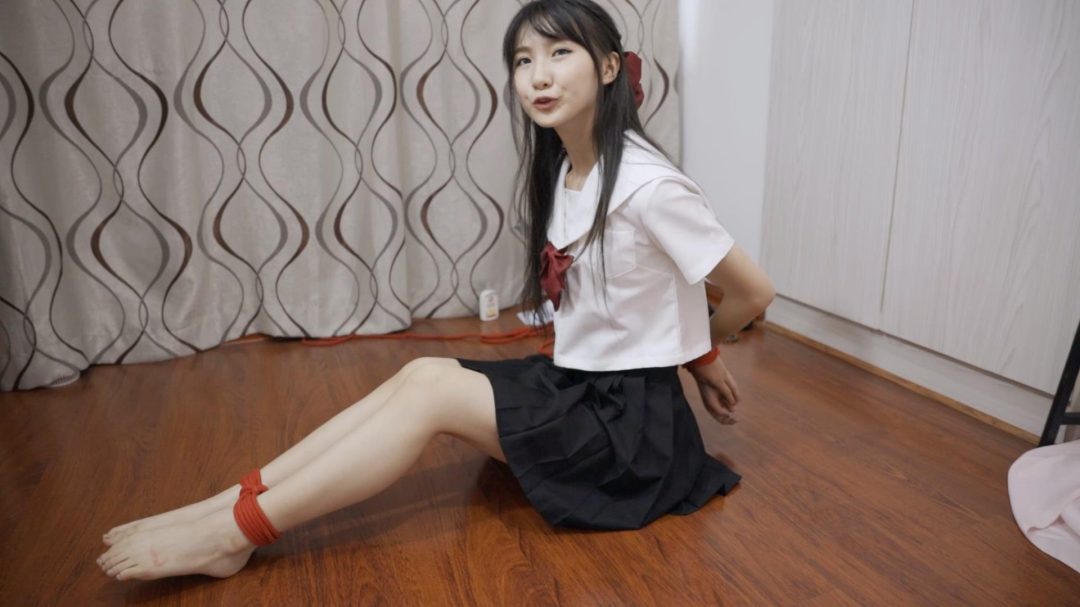 【cc777】舞蹈生小慧现役18岁女大JK裸足白袜红绳紧缚挣脱限时挑战