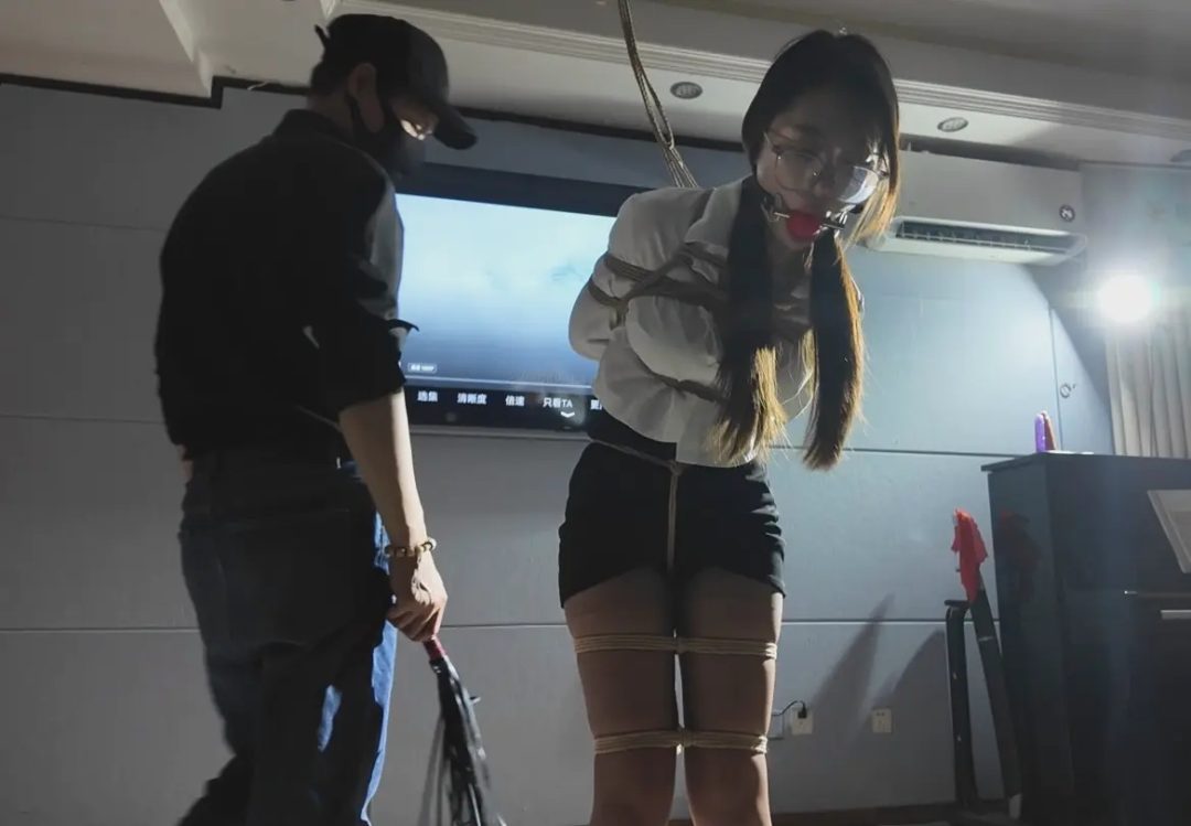 《办公室的秘书》卢曼莹 《办公室的秘书》卢曼莹