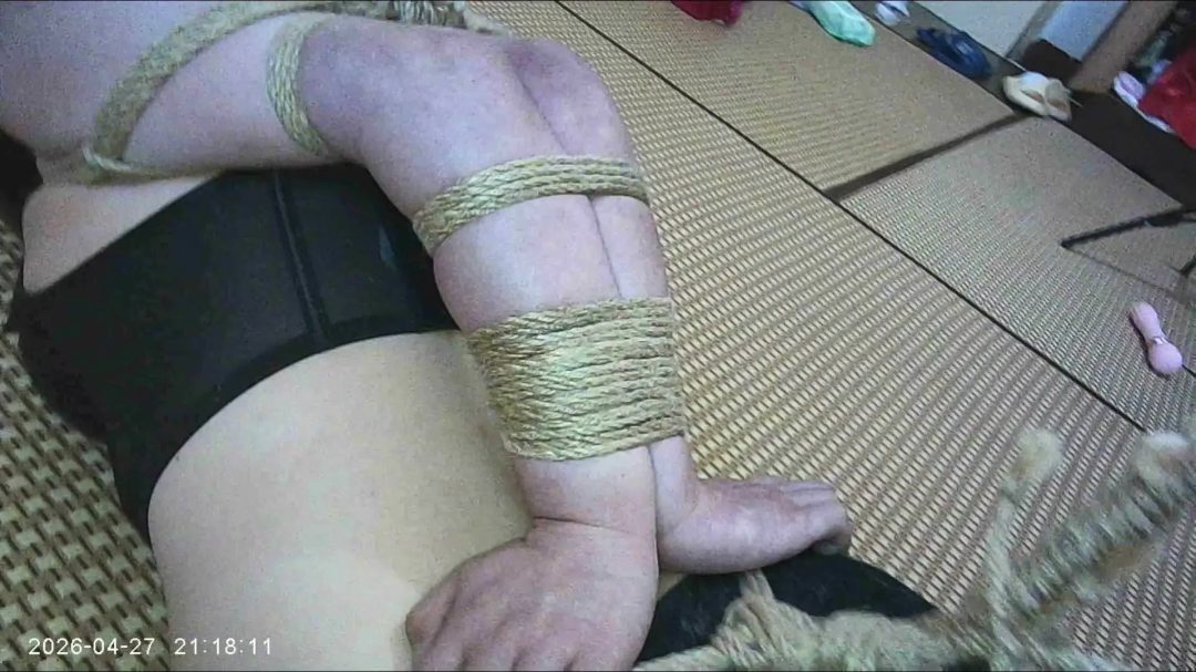【绯影责束】直臂折腿脚掌合十吊屁股 【绯影责束】直臂折腿脚掌合十吊屁股