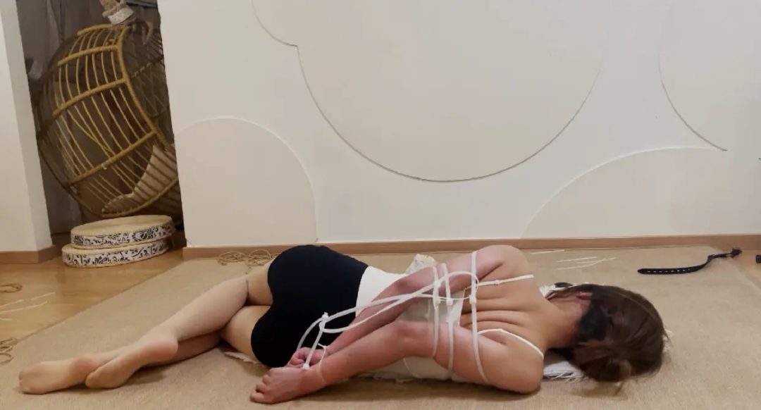 绳艺日常：听说小凌最近迷上了健身？拉过来试试强度（结果被绑哭了）
