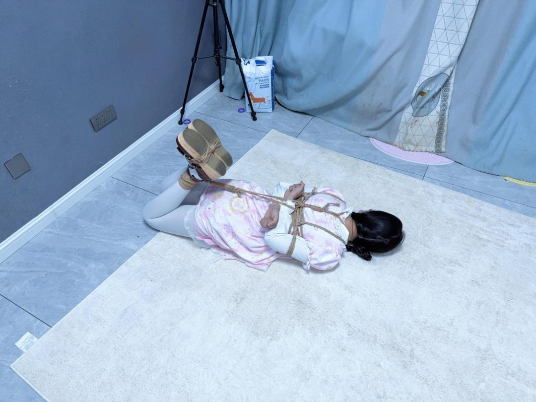 【咕咕】lo娘のDID逃生挑战2-驷马移动测试篇（3种姿势卖力挣扎移动、闻鞋气味惩罚、采访感受）