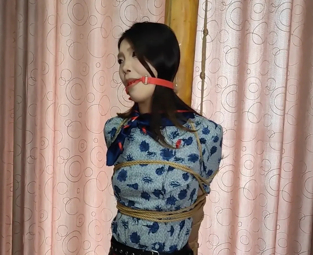 随心原创 被抓获的黑色空姐 SP 柱子绑
