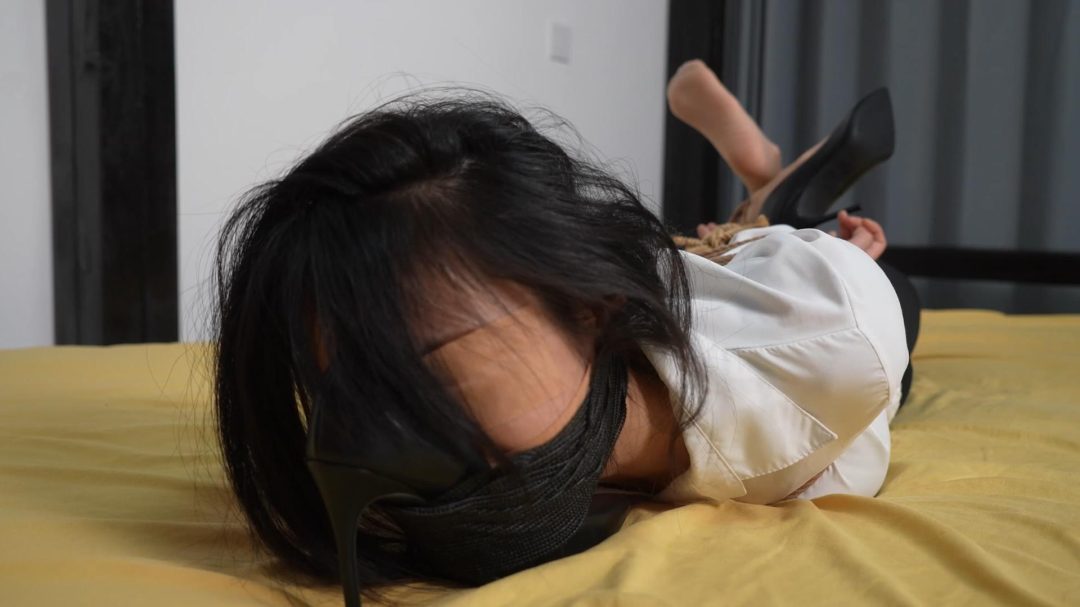 象人定拍—神秘的录像带上，嗷嗷高跟鞋扣脸+浴室湿身捆绑