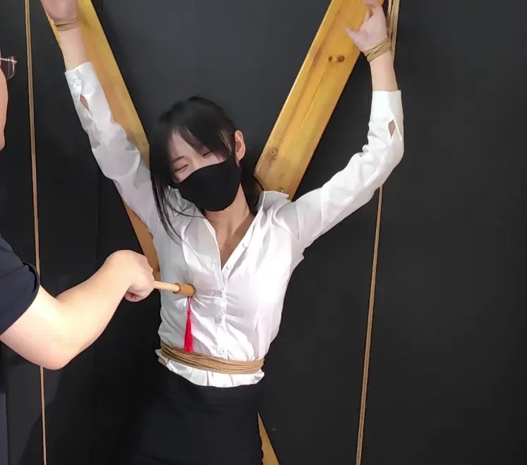 随心原创 晓雪 财务造假的小三女秘书 被老板娘雇人拷问