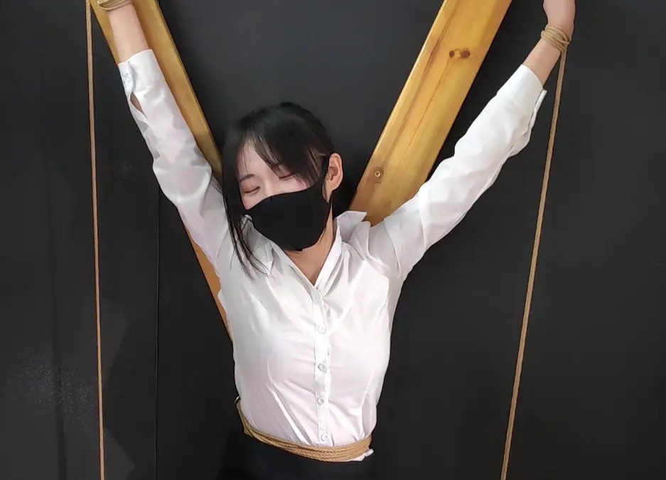 随心原创 晓雪 财务造假的小三女秘书 被老板娘雇人拷问