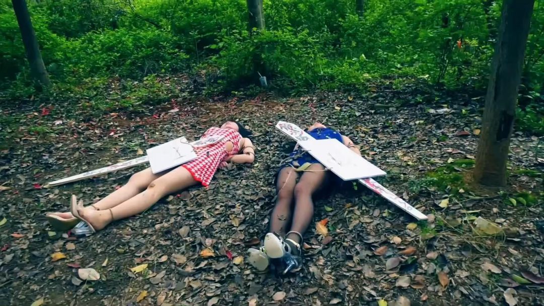 定拍转公映《凋零的花季 二》下集 朱梦佳和张婧怡被判死刑后立即被砸上死镣看押最后押赴刑场执行枪决