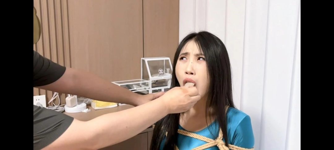 蓝衣女侠的地狱折磨 定身任人摆布 老虎凳式捆绑 真实电击 口环 原味丝袜 足控狂挠脚心