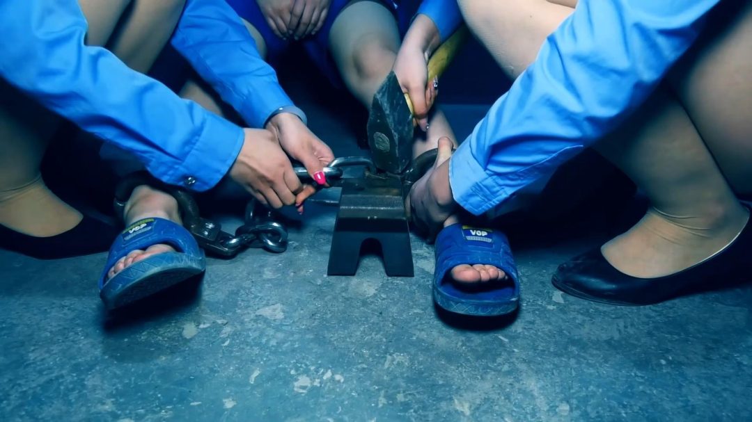 定拍转公映《凋零的花季 二》下集 朱梦佳和张婧怡被判死刑后立即被砸上死镣看押最后押赴刑场执行枪决