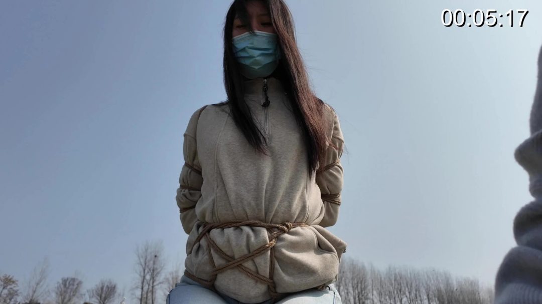 户外五花紧缚口罩里边戴着口球