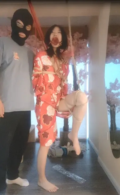 和服少女紧缚（后手观音+海老缚+吊绑+接吻+单腿吊+调教+tk+sp+玉足）