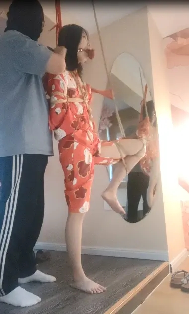 和服少女紧缚（后手观音+海老缚+吊绑+接吻+单腿吊+调教+tk+sp+玉足）