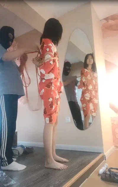 和服少女紧缚（后手观音+海老缚+吊绑+接吻+单腿吊+调教+tk+sp+玉足）