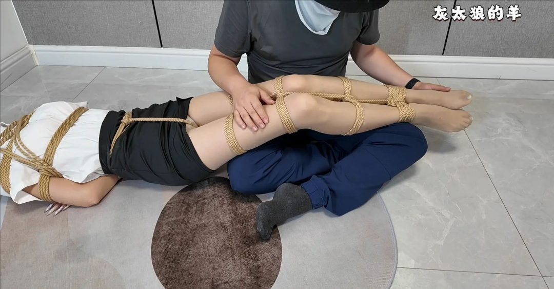 【灰太狼的羊】【客户定拍】享享身穿ol装被捆绑调教，被捂晕后吊起腿来挠痒痒，视觉效果拉满