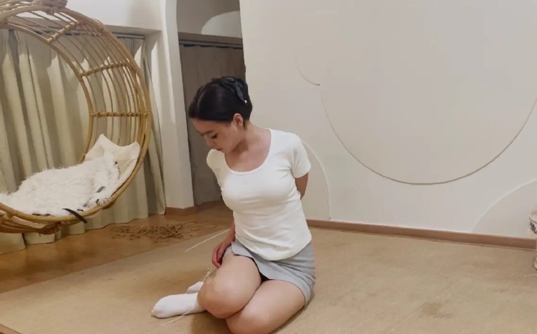 绳艺日常：超温柔的小恩，来一个最近蛮火的扎带自缚逃脱+极限直臂驷马+跪缚口球放置