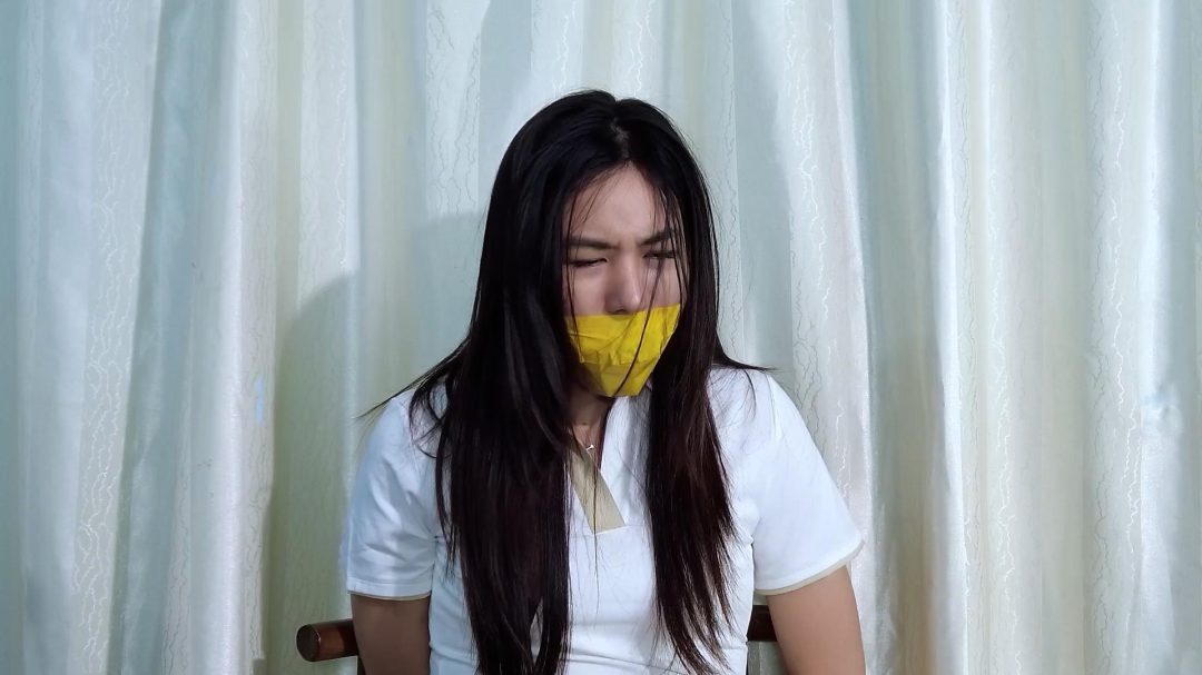 【樱束原创】《举报的下场》女主人因为写举报信被歹徒入室捆绑在椅子上威胁报复！女保安接到投诉说家里动静太大前来查看也被歹徒威胁用丝袜捆绑起来.