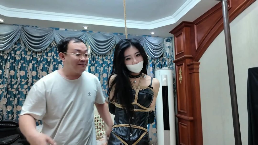 《福美礼品店·验货驯服！高傲官官终成M》【超美神颜】【黑丝玉足】【验货互动】【玩臀挠脚】【套手紧束】
