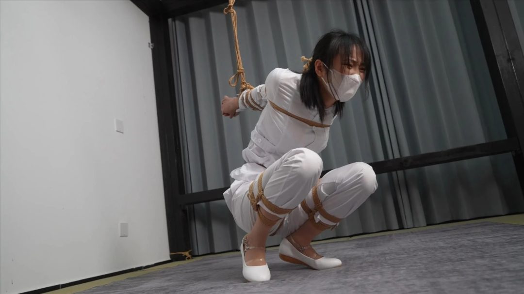 象人定拍-嗷嗷-护士系列2，并肘直臂，折腿放置，脚上穿着强制踮脚辅助器