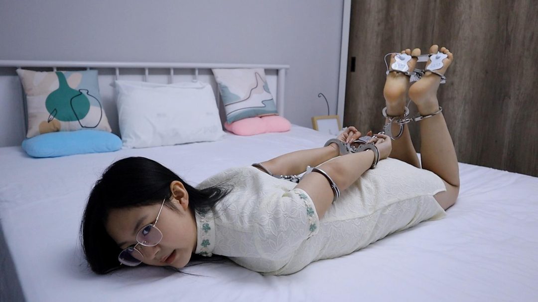 幼师果果向孩子们投毒被捕 审讯审判处决挠脚挠全身TK 手铐脚铐脚镣 真实18岁高中生