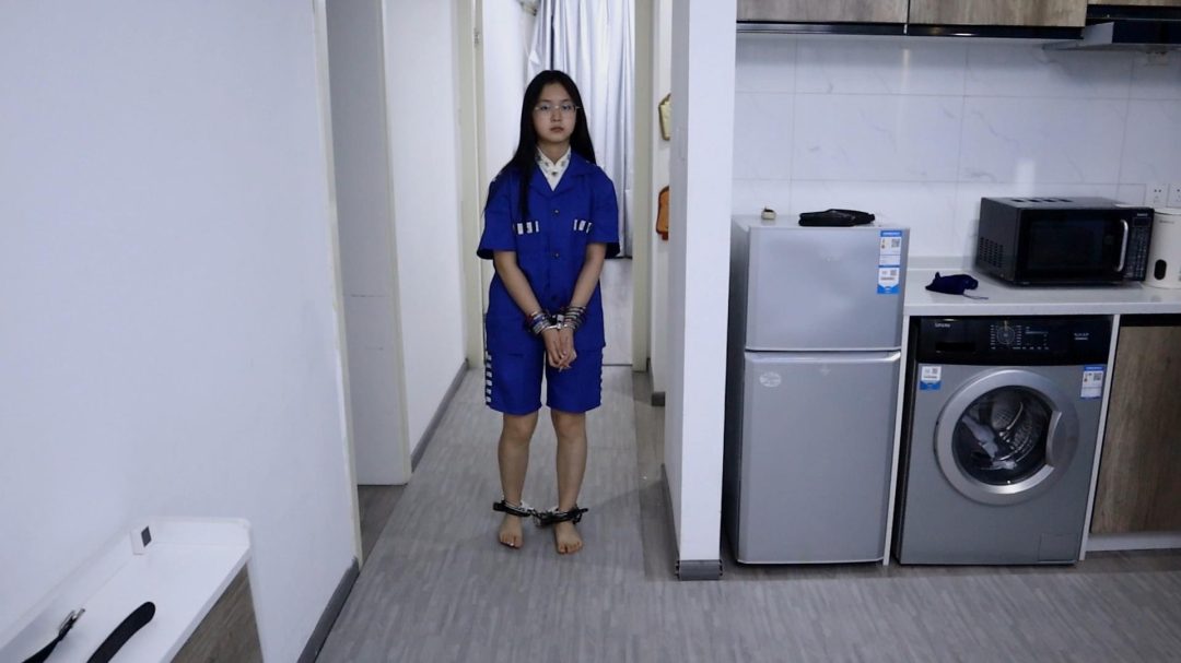 幼师果果向孩子们投毒被捕 审讯审判处决挠脚挠全身TK 手铐脚铐脚镣 真实18岁高中生