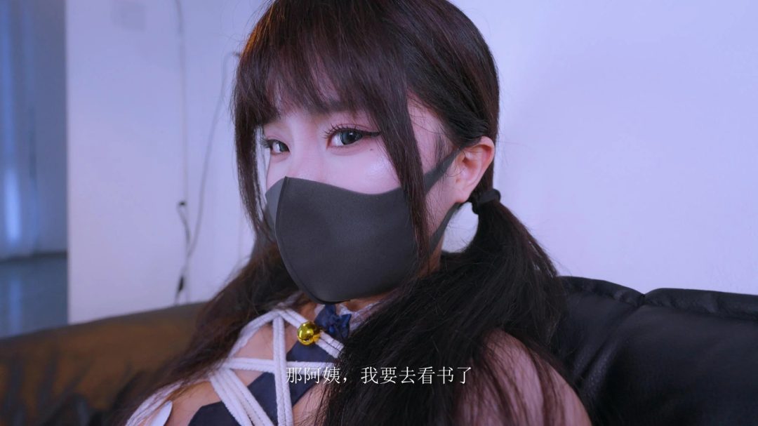 《同学的后妈2》童颜巨乳钢牙妹！！从天亮调教到天黑，上门的技师竟然是同学的后妈…乳头电击开发器+钢牙开口器+单手套+一字开腿+女本位诱惑