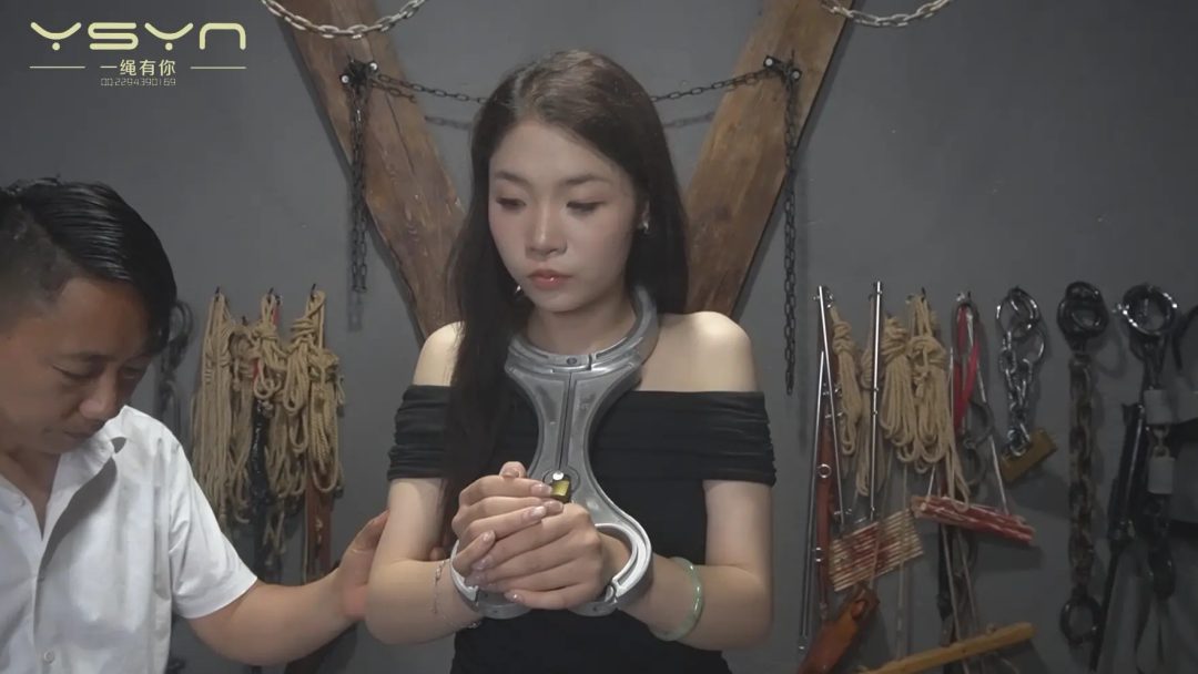 【足上囚钉】女囚青禾卸掉枷锁后手吊起双足戴上两种惩罚囚钉铐子苏秦背剑忍着痛苦不停