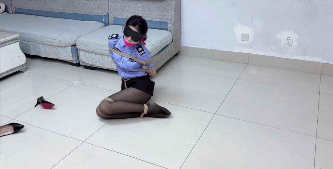 【熊孩子的计谋】女保安被绑成粽子的侦探疯狂扭动流口水 口球 眼罩