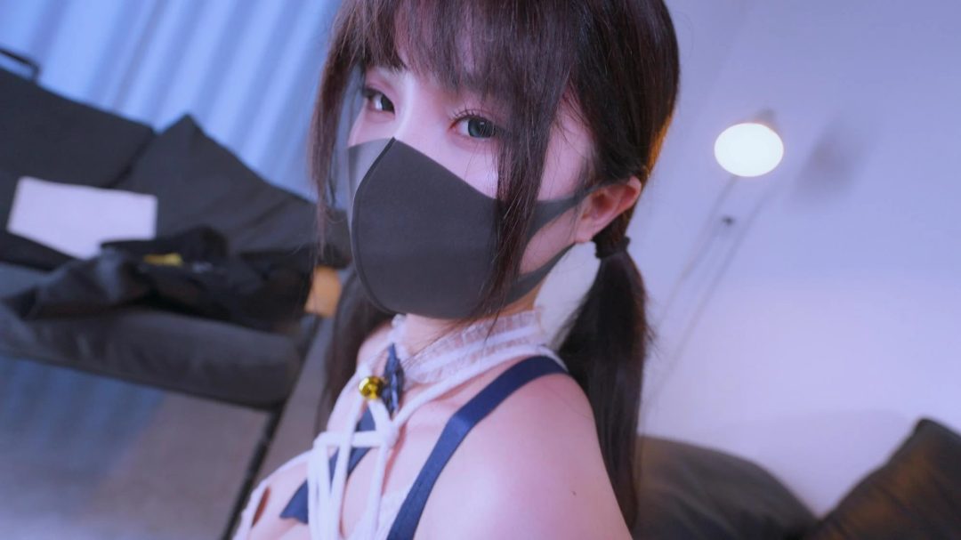 《同学的后妈2》童颜巨乳钢牙妹！！从天亮调教到天黑，上门的技师竟然是同学的后妈…乳头电击开发器+钢牙开口器+单手套+一字开腿+女本位诱惑