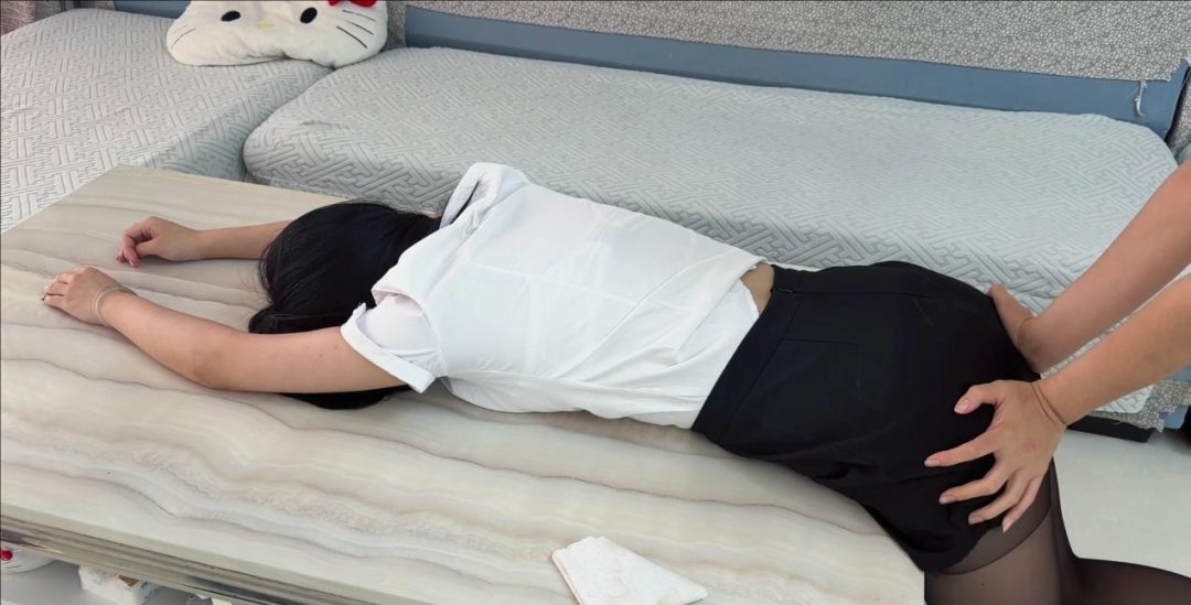 【女下属的背叛】雯雯 小骨  小计谋 女下属记恨女老板从而准备施计折磨老板 疯狂揉胸 按摩下体