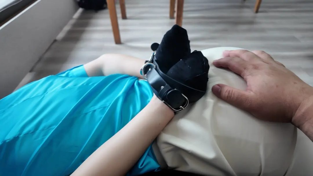 空姐姐姐被入室绑架 胶带封嘴蹂躏sp 