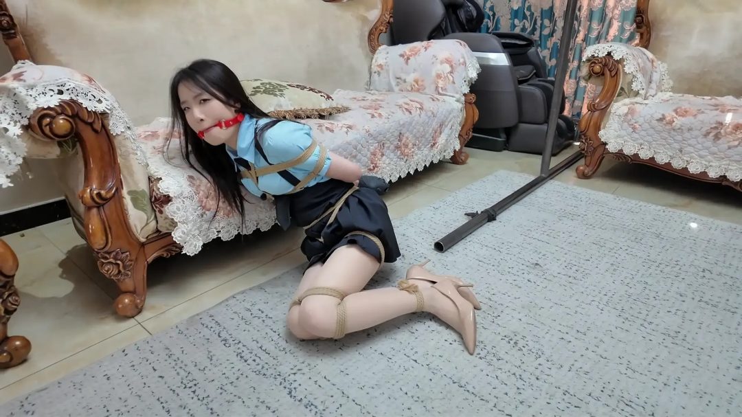 《尤物收藏夹·柠琪·不要质疑老哥的绳技！》【短裙肉丝】【口球堵嘴】【放置挣扎】【逐步加固】