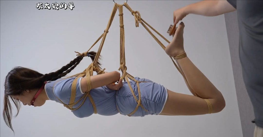 【灰太狼的羊】美女身穿蓝色旗袍被捆绑，高位悬空吊缚转圈圈，大口径口枷口球堵嘴，口水直流！【日式胸缚＋股绳＋并腿缚＋悬空吊缚＋口枷＋口球＋放置＋挠痒痒】