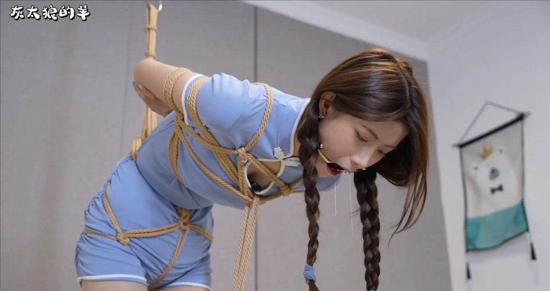 【灰太狼的羊】美女身穿蓝色旗袍被捆绑，高位悬空吊缚转圈圈，大口径口枷口球堵嘴，口水直流！【日式胸缚＋股绳＋并腿缚＋悬空吊缚＋口枷＋口球＋放置＋挠痒痒】