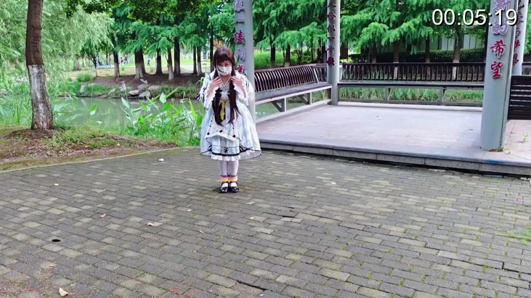 苏苏_三副脚铐公园蹦跳,行人超多,马路边玩手铐 苏苏_三副脚铐公园蹦跳,行人超多,马路边玩手铐