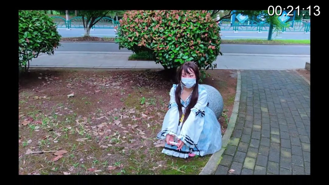 苏苏_三副脚铐公园蹦跳，行人超多，马路边玩手铐