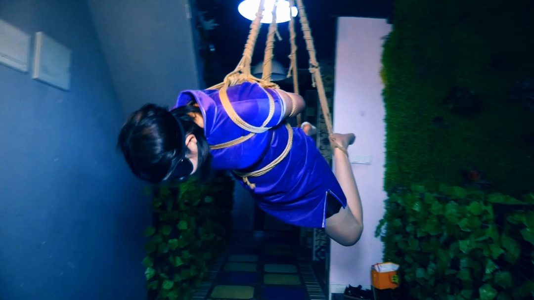 旗袍女M的单腿吊