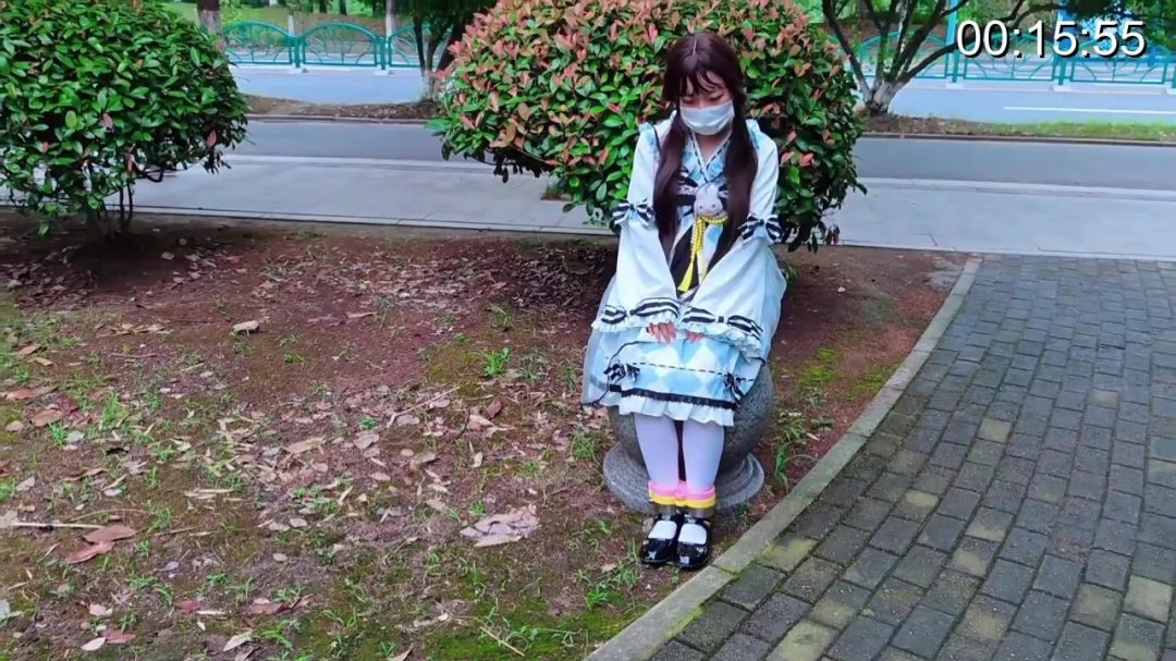苏苏_三副脚铐公园蹦跳，行人超多，马路边玩手铐
