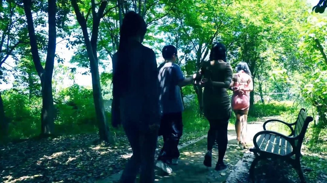 定拍转公映《深山囚徒》上集 两个漂亮的女孩在深山游玩误入人贩组织的地界被绑架囚禁在绅士地牢中