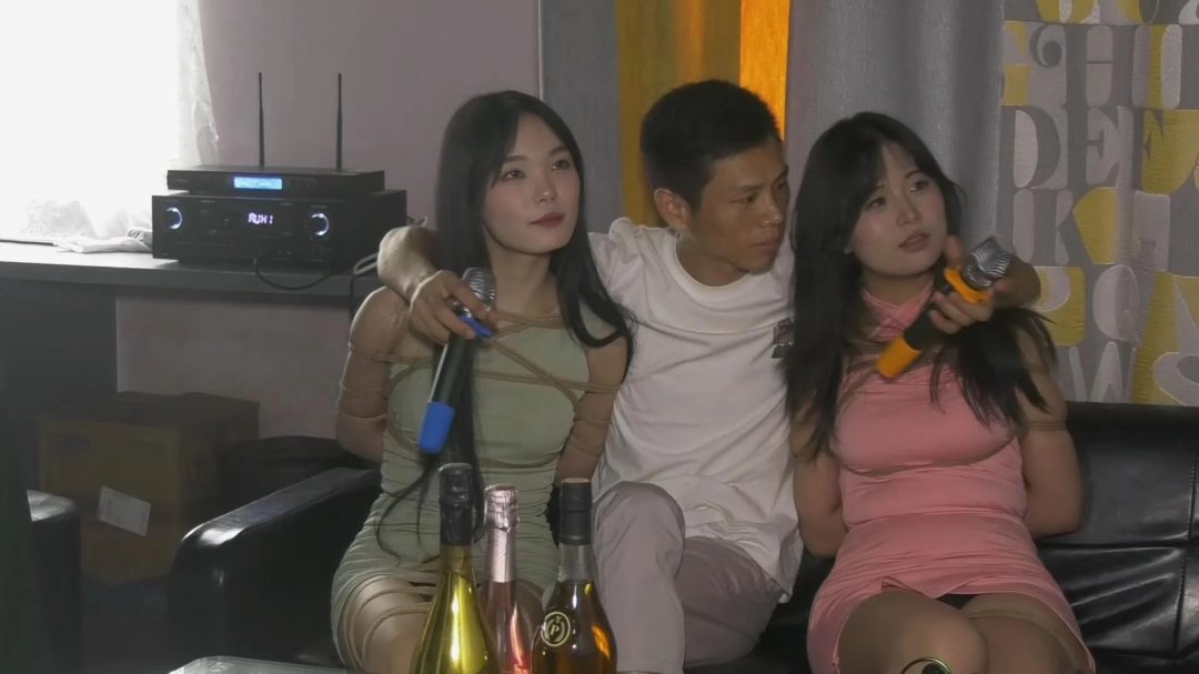 大佬的双女M绑着歌唱