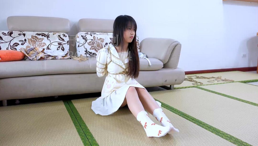 小凝 五花口枷 被绑怕了还要玩