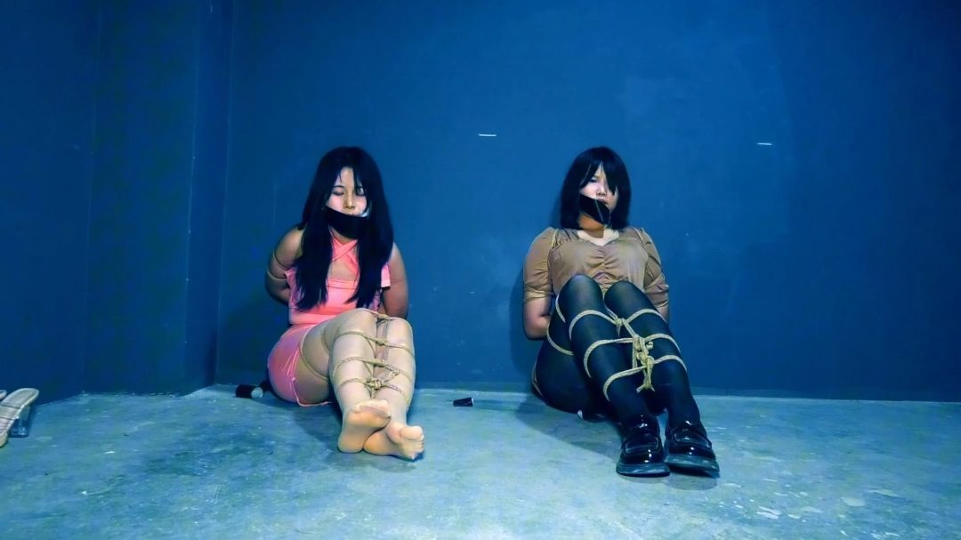 定拍转公映《深山囚徒》上集 两个漂亮的女孩在深山游玩误入人贩组织的地界被绑架囚禁在绅士地牢中