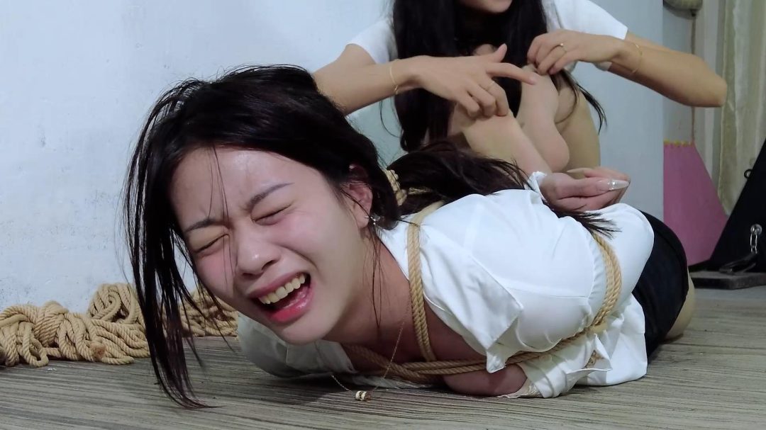 【樱束原创】《看谁更怕痒》草莓挑战在tickle wrestling战无不胜的老选手雪妮！草莓被雪妮驷马捆绑对她进行疯狂的挠痒输出！