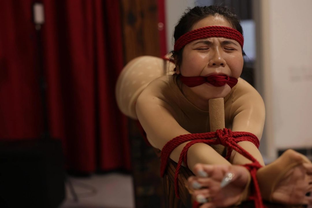 条凳缚打屁股