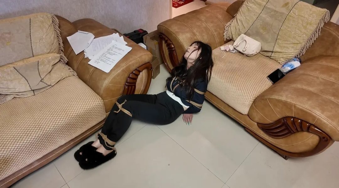 最后5秒 “宁死不招？杀手亮出她的宠物 女高管瞬间崩溃”