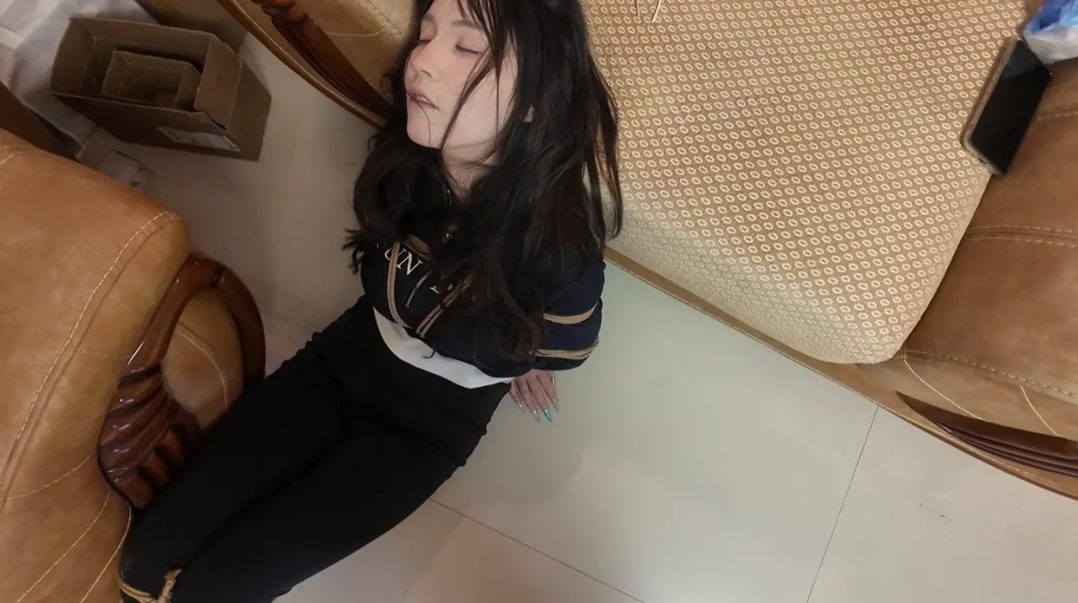 最后5秒 “宁死不招？杀手亮出她的宠物 女高管瞬间崩溃”