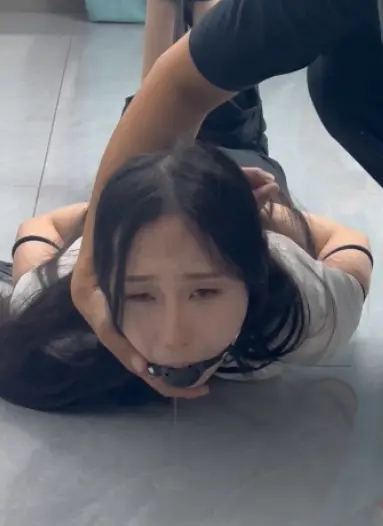 雨天女大学生放学路上遭遇捆绑（1）
