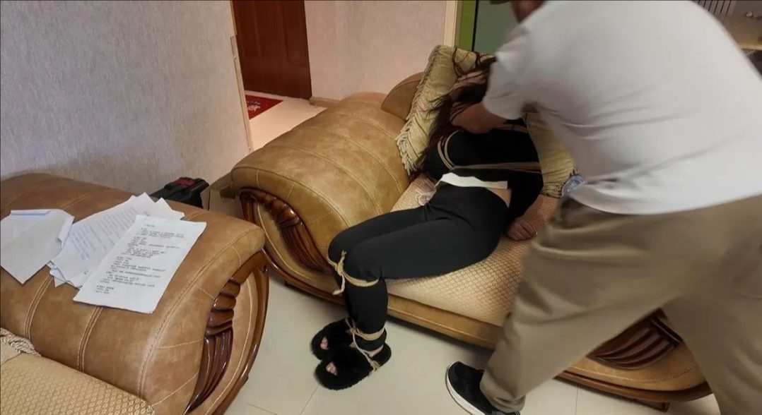 最后5秒 “宁死不招？杀手亮出她的宠物 女高管瞬间崩溃”