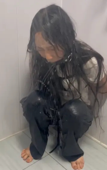 雨天女大学生放学路上遭遇捆绑（1）